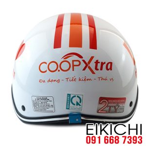 CoopXtra làm mũ bảo hiểm tặng khách hàng dịp khuyến mãi cuối năm