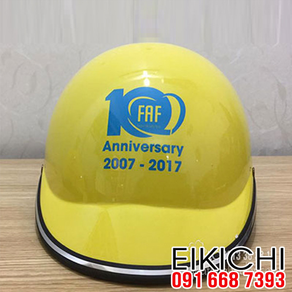 In logo lên nón bảo hiểm làm quà tặng dịp lễ kỷ niệm
